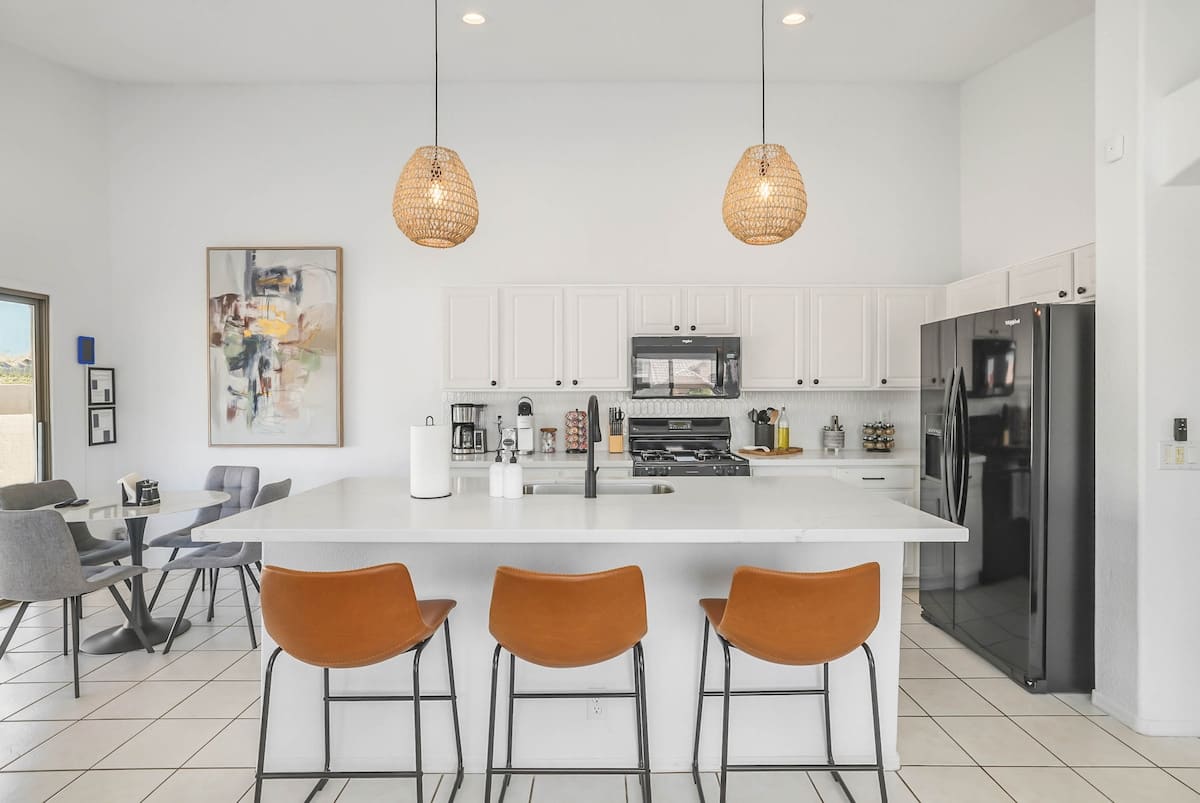 KITCHEN ISLAND/BAR