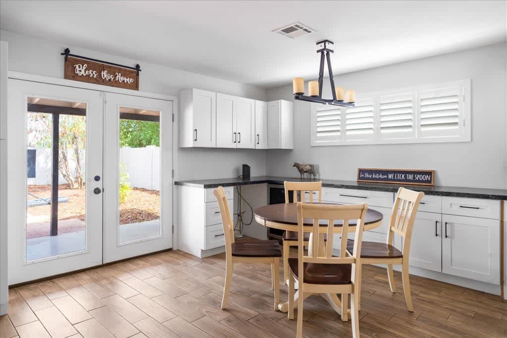 KITCHEN/DINING