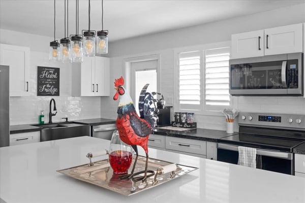 KITCHEN ISLAND/BAR