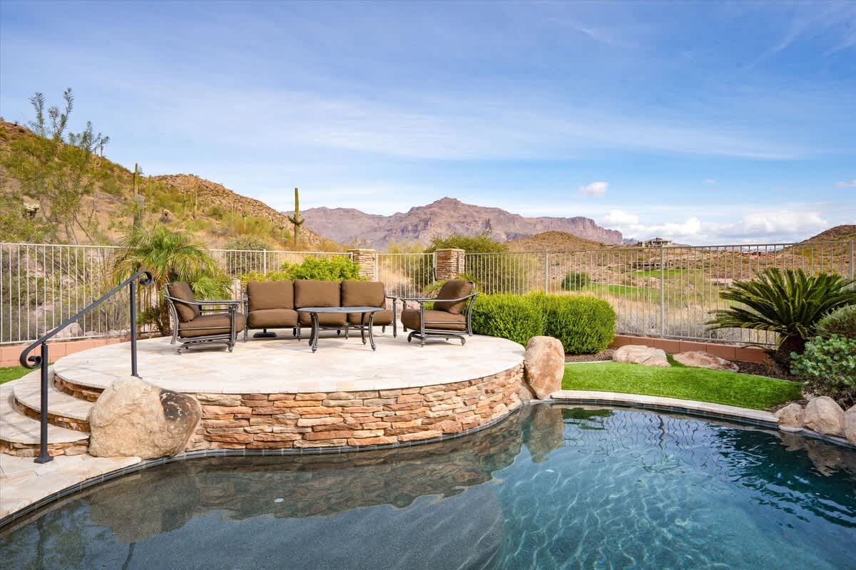 POOLSIDE SEATING